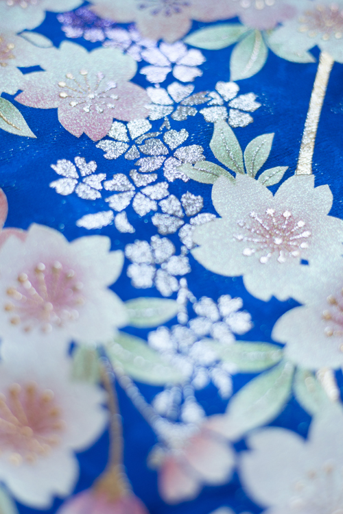 花嫁シルバー系打ち掛けとブルー系振袖 セット　花柄 波模様 クール系 青(ブルー)/白/黒 薔薇柄 ギャル系 派手 一番目立つ キラキラ