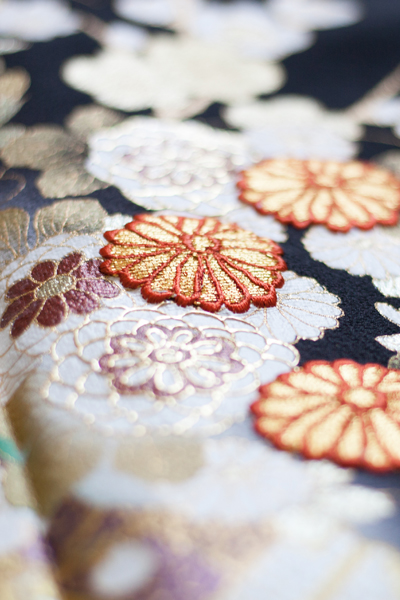 ☆正絹☆新品・未使用品☆裄68㎝☆グレー基調に辻が花☆