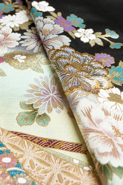 地紋煌めく地に、艶やかに百合の花が咲く、美しい正絹アンティークの振り袖です 地紋煌めく地に、艶やかに百合の花が咲く、美しい正絹アンティーク