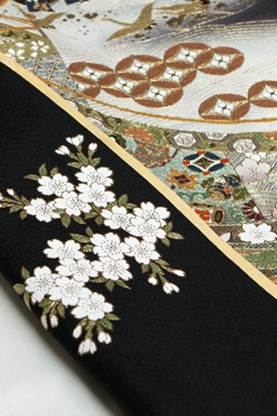 [留袖]黒留袖 美品 正絹 比翼 五つ紋 友禅染め 御所車 花模様 結婚式 着物 C257正絹 黒留袖 比翼付 五つ紋 華文 金駒刺繍 金銀箔 美品 着物