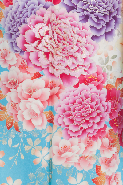 白地の牡丹の柄の振袖です 白地に水墨画のような牡丹が美しく描かれた成人式の振袖