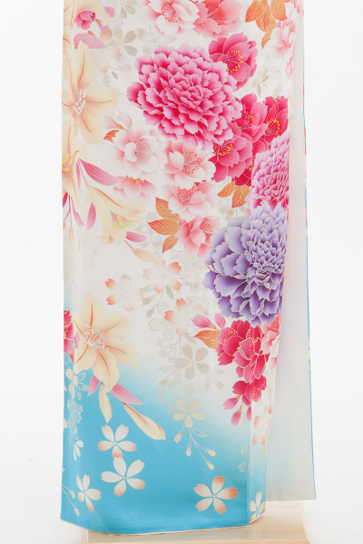 白地の牡丹の柄の振袖です 白地×金銀箔の牡丹柄振袖｜ラグジュアリーな気品をまとう成人式