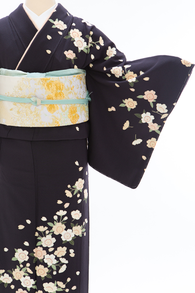 作家物 訪問着 桜花びら 金彩 黒にグレーのぼかし染め 花びらの地紋 落款 袷 訪問着 【No.K-502】 黒地、桜と胡蝶蘭の刺繍 | 東京・銀座で